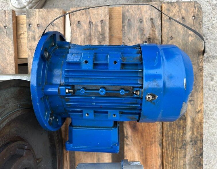 - LOT OF THREE-PHASE ELECTRIC MOTORS